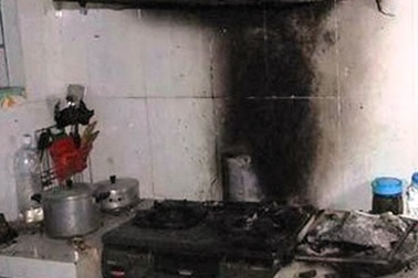 Bếp gas mini bốc cháy, một cháu bé bị bỏng nặng