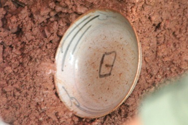 Đào được 1 dĩa cổ nguyên vẹn có viền màu vàng