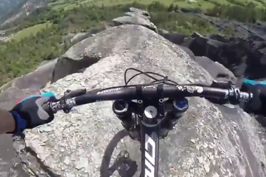 Thót tim màn đổ dốc xe đạp trên vách núi cheo leo