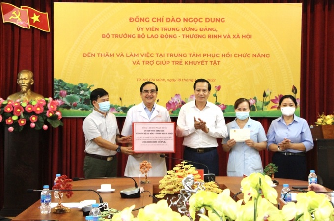 Bộ trưởng Đào Ngọc Dung trao tặng 200 triệu đồng (từ nguồn Quỹ Bảo trợ trẻ em Việt Nam) cho trẻ em khuyết tật có hoàn cảnh đặc biệt tại Trung tâm Phục hồi chức năng và Trợ giúp trẻ em khuyết tật TP. Hồ Chí Minh.