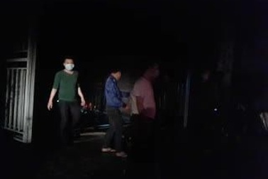 Đưa nước xuống hầm nhà CT4A để dập lửa.