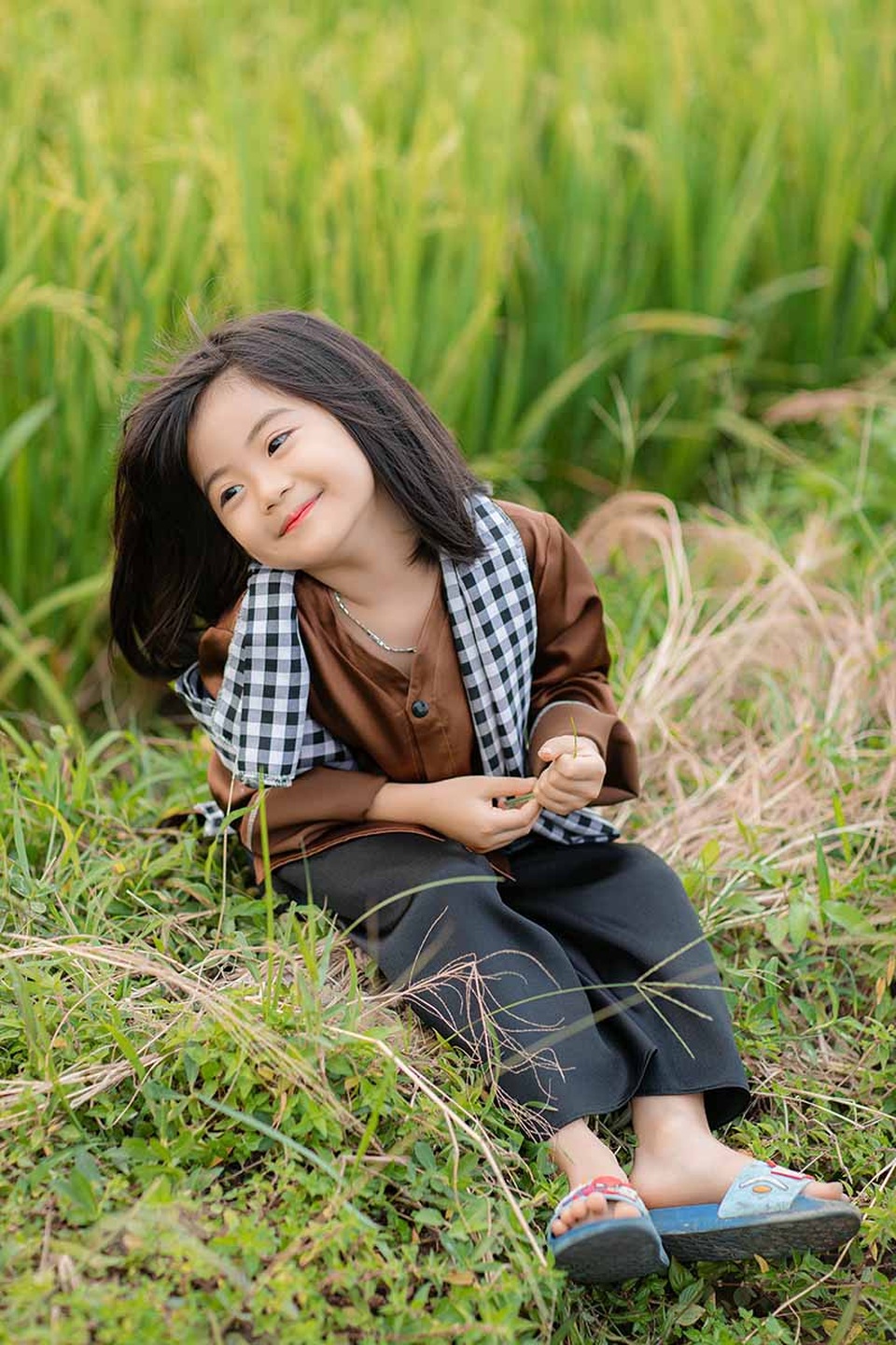 Bé gái xinh như thiên thần trên cánh đồng mùa lúa trổ bông - 2 Bé gái xinh như thiên thần trên cánh đồng mùa lúa trổ bông - 2