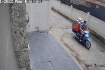 Nam shipper bất lực đuổi theo tên trộm xe máy và cái kết ấm lòng