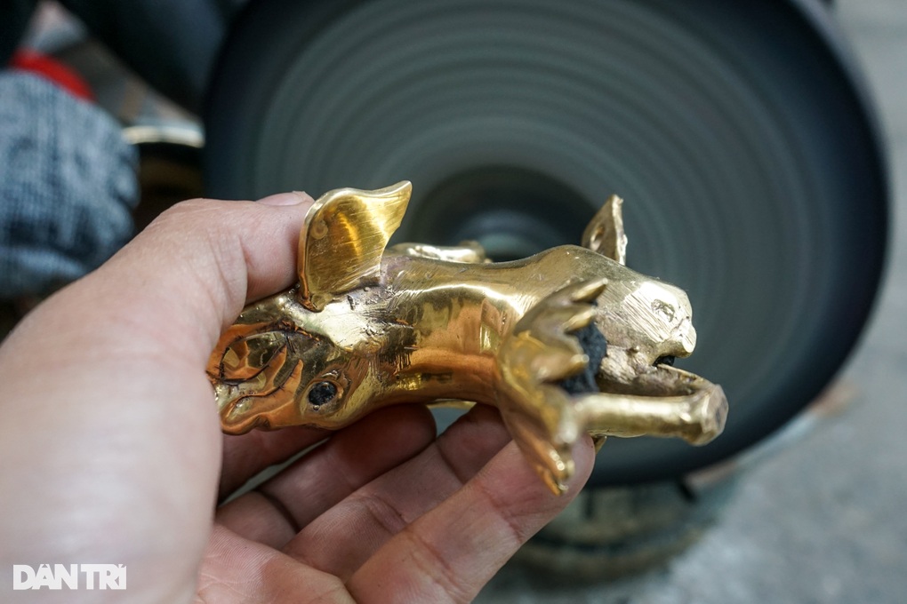 Còng lưng ngồi phủ vàng đồ lễ, kiếm tiền triệu tiêu Tết - 6 Còng lưng ngồi phủ vàng đồ lễ, kiếm tiền triệu tiêu Tết - 6