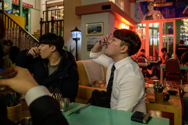 Người trẻ Hàn Quốc bị ép buộc phải tham gia các cuộc ăn nhậu tập thể