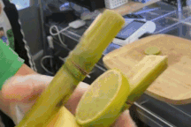 120.000 đồng/ly nước mía của người Việt ở Australia gây sốt, ép cùng đủ thứ