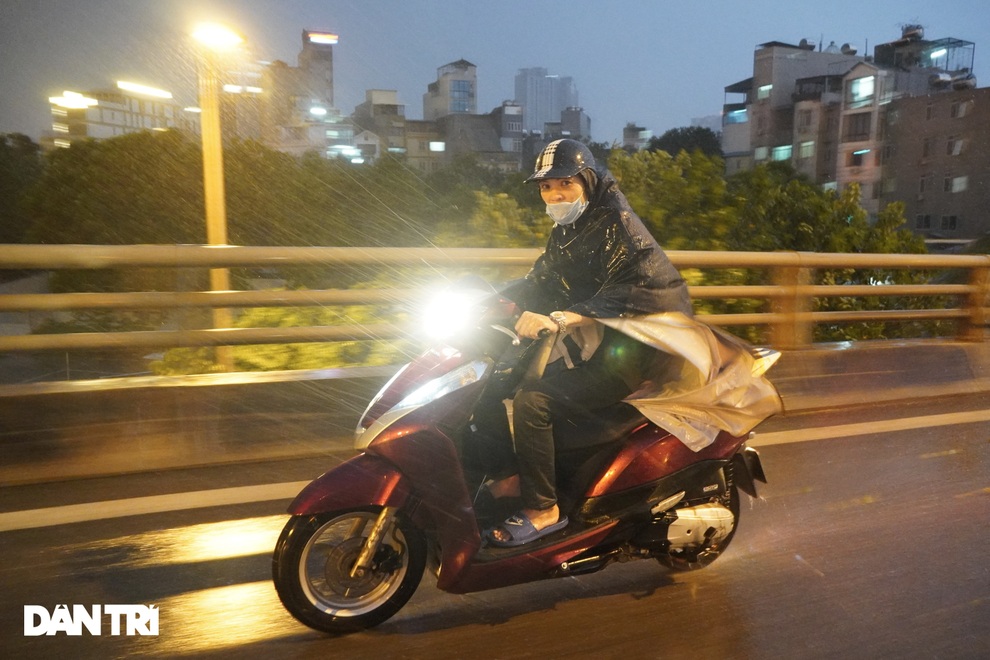 Cơn mưa lớn giải nhiệt nắng nóng ở Hà Nội khiến nhiều cây gẫy đổ, ngập úng - 3 Cơn mưa lớn giải nhiệt nắng nóng ở Hà Nội khiến nhiều cây gẫy đổ, ngập úng - 3