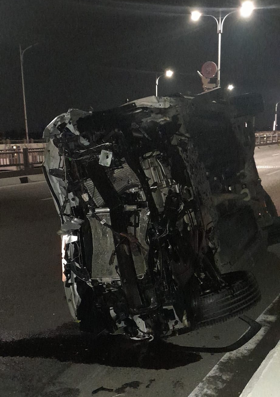 Hà Nội: Ô tô con biến dạng sau cú va chạm mạnh trên cầu Vĩnh Tuy - 3
