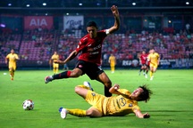 Văn Lâm cứu thua xuất sắc, Muangthong chia điểm trên sân nhà