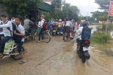 Hà Tĩnh mưa lớn, hàng ngàn học sinh phải nghỉ học