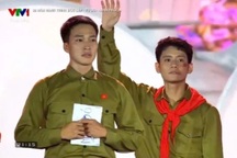 Dàn diễn viên "Mưa đỏ" và 20.000 khán giả hát Còn gì đẹp hơn gây xúc động