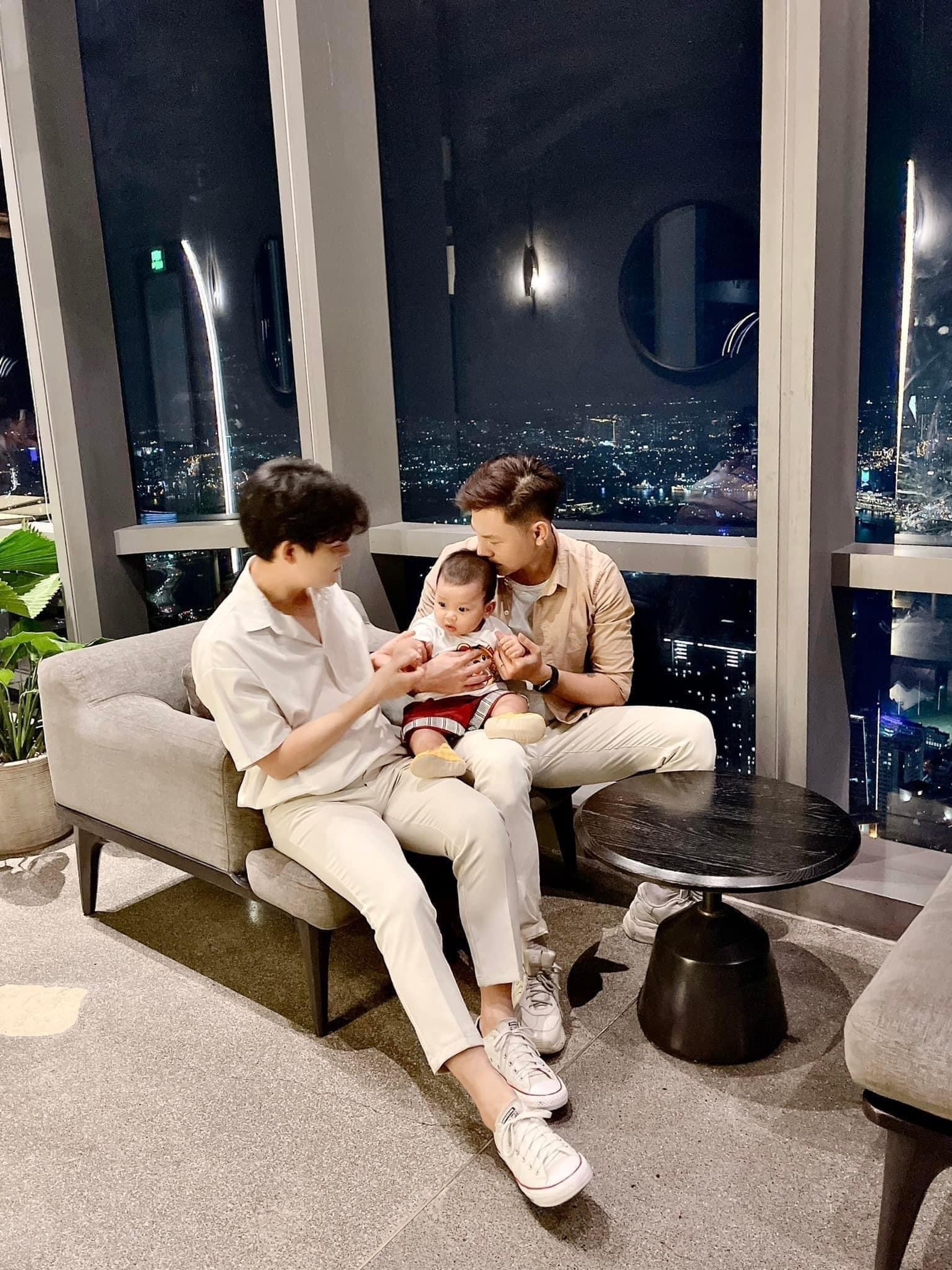Giữ lời hứa với người đã mất, chàng gay quyết nuôi con riêng của chồng - 2 Giữ lời hứa với người đã mất, chàng gay quyết nuôi con riêng của chồng - 2