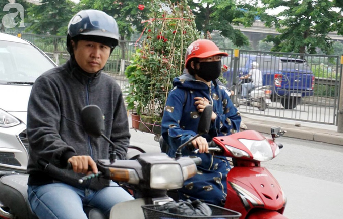Hà Nội: Gió lạnh bất ngờ xuất hiện khiến nhiệt độ giảm mạnh, người dân quàng khăn, mặc áo rét ra đường - Ảnh 10. Hà Nội: Gió lạnh bất ngờ xuất hiện khiến nhiệt độ giảm mạnh, người dân quàng khăn, mặc áo rét ra đường - Ảnh 10.