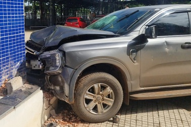 Uống 30 viên thuốc an thần rồi lái ô tô tông vào tường bệnh viện