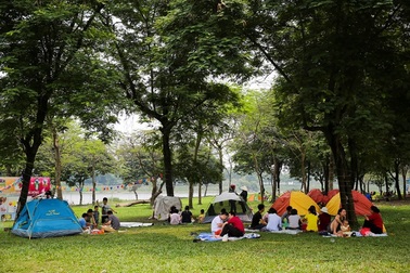 Công viên Hà Nội đông nghịt người cắm trại vui chơi ngày nghỉ lễ