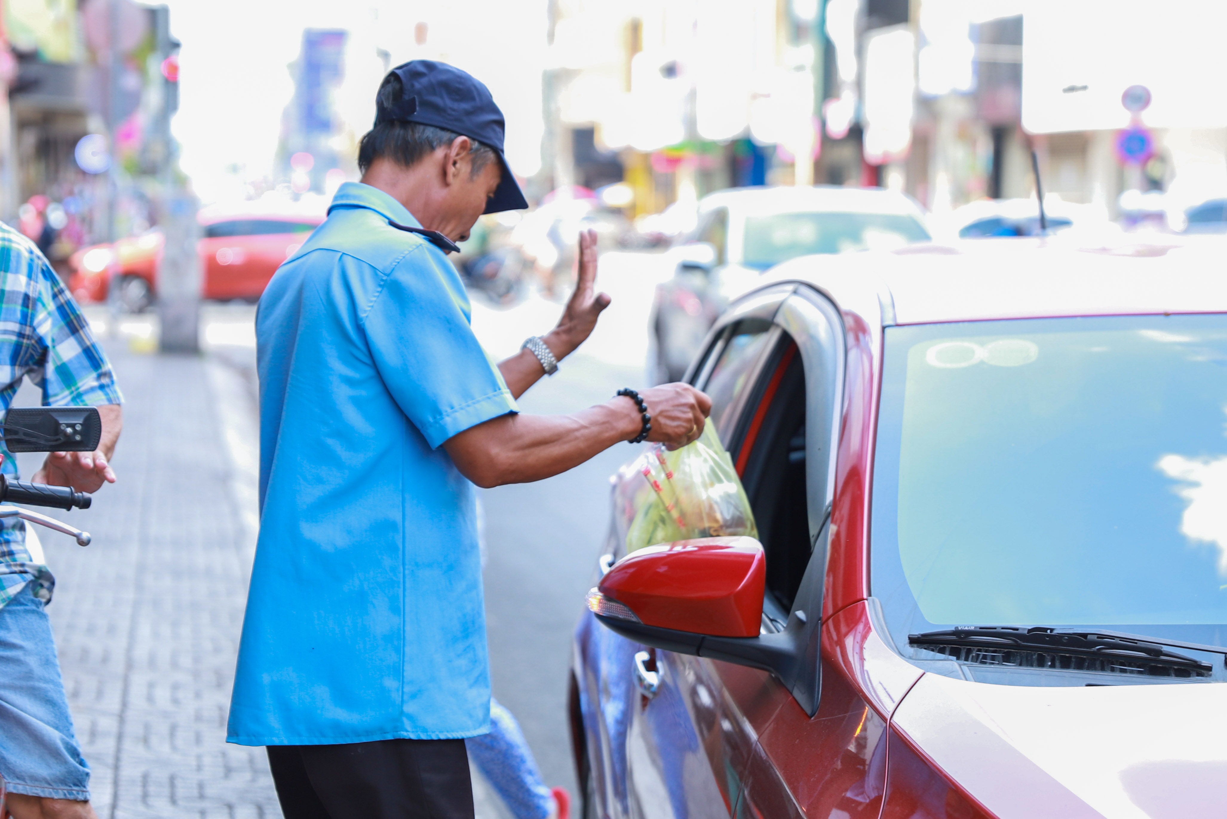 Khách Tây xếp hàng chờ ăn món gỏi khô bò ở vỉa hè TPHCM - 5 Khách Tây xếp hàng chờ ăn món gỏi khô bò ở vỉa hè TPHCM - 5