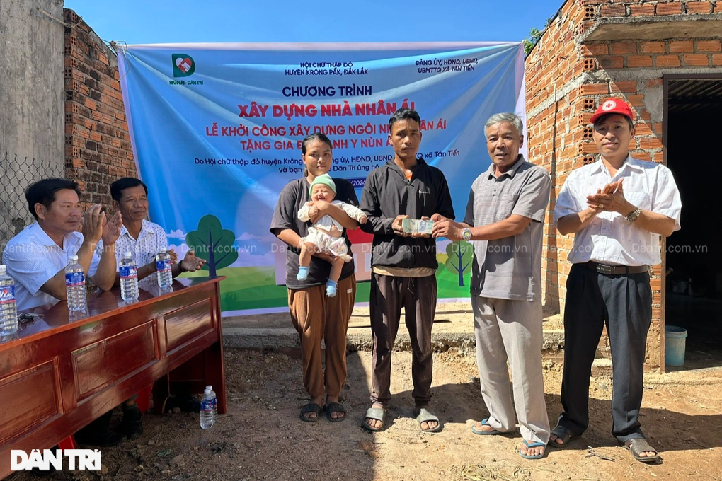 Gia đình người đàn ông khốn khổ sống trong căn chòi được xây nhà mới - 5 Gia đình người đàn ông khốn khổ sống trong căn chòi được xây nhà mới - 5