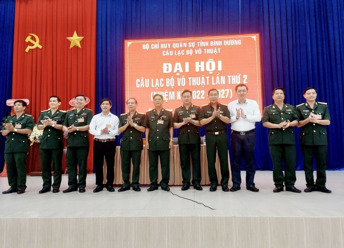 Đại biểu chụp ảnh lưu niệm với Ban Chủ nhiệm Câu lạc bộ Võ thuật Bộ Chỉ huy Quân sự tỉnh Bình Dương nhiệm kỳ 2022-2027.
