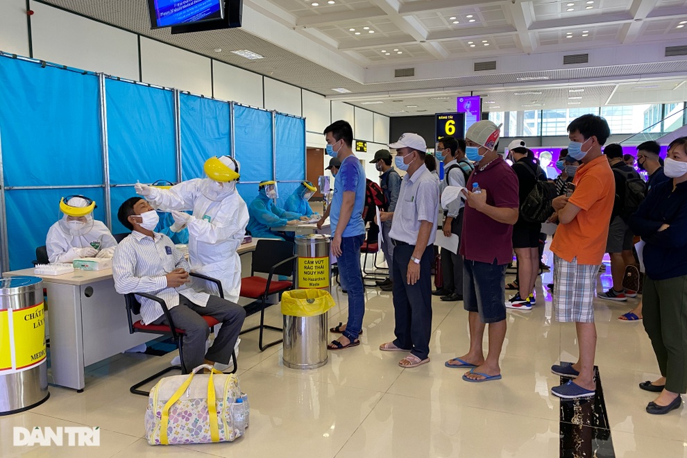 Khách bay từ TPHCM đến Hà Nội phải test nhanh Covid-19 ngay khi hạ cánh - 7 Khách bay từ TPHCM đến Hà Nội phải test nhanh Covid-19 ngay khi hạ cánh - 7