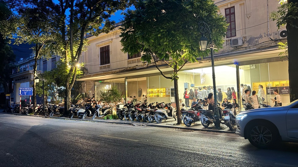 Thức xuyên đêm, chờ cả tiếng để uống trà sữa lúc 4h sáng ở Hà Nội