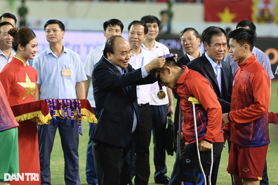 Cảm động hình ảnh Lê Văn Xuân chống nạng lên bục nhận HCV SEA Games