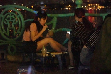 Bí ẩn cuộc điện thoại “tiên tri” giúp quán nước vỉa hè hồ Tây “sống khỏe”