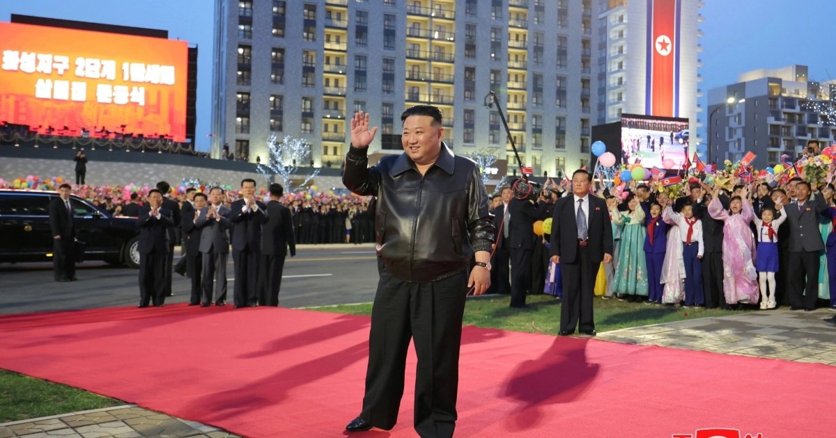 Nhà lãnh đạo Triều Tiên Kim Jong-un dự lễ khánh thành khu dân cư ở quận Hwasong, Triều Tiên ngày 16/4 (Ảnh: Reuters).