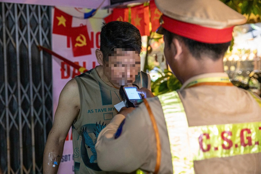 Đang điều trị xơ gan, nam tài xế vẫn đi uống bia và dính cồn kịch khung - 2 Đang điều trị xơ gan, nam tài xế vẫn đi uống bia và dính cồn kịch khung - 2