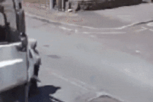 Hú hồn với pha sang đường "đi lướt qua tử thần"