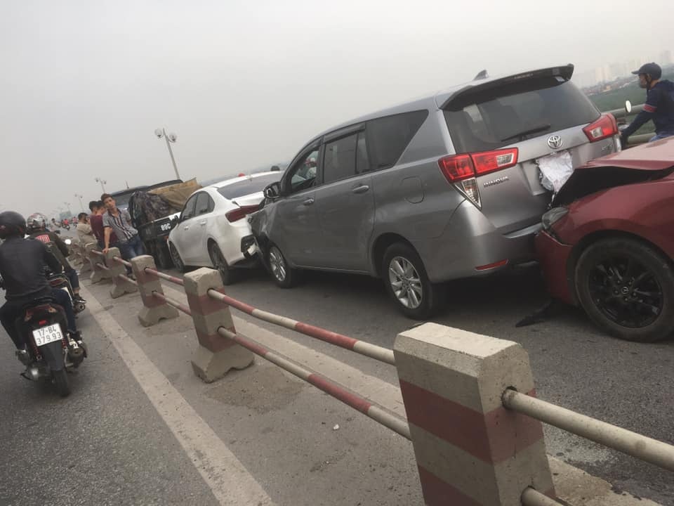 7 ô tô nối đuôi nhau tông liên hoàn trên cầu Thanh Trì - 1 7 ô tô nối đuôi nhau tông liên hoàn trên cầu Thanh Trì - 1
