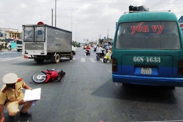 Va chạm xe khách, 3 người chết, 2 người trọng thương 