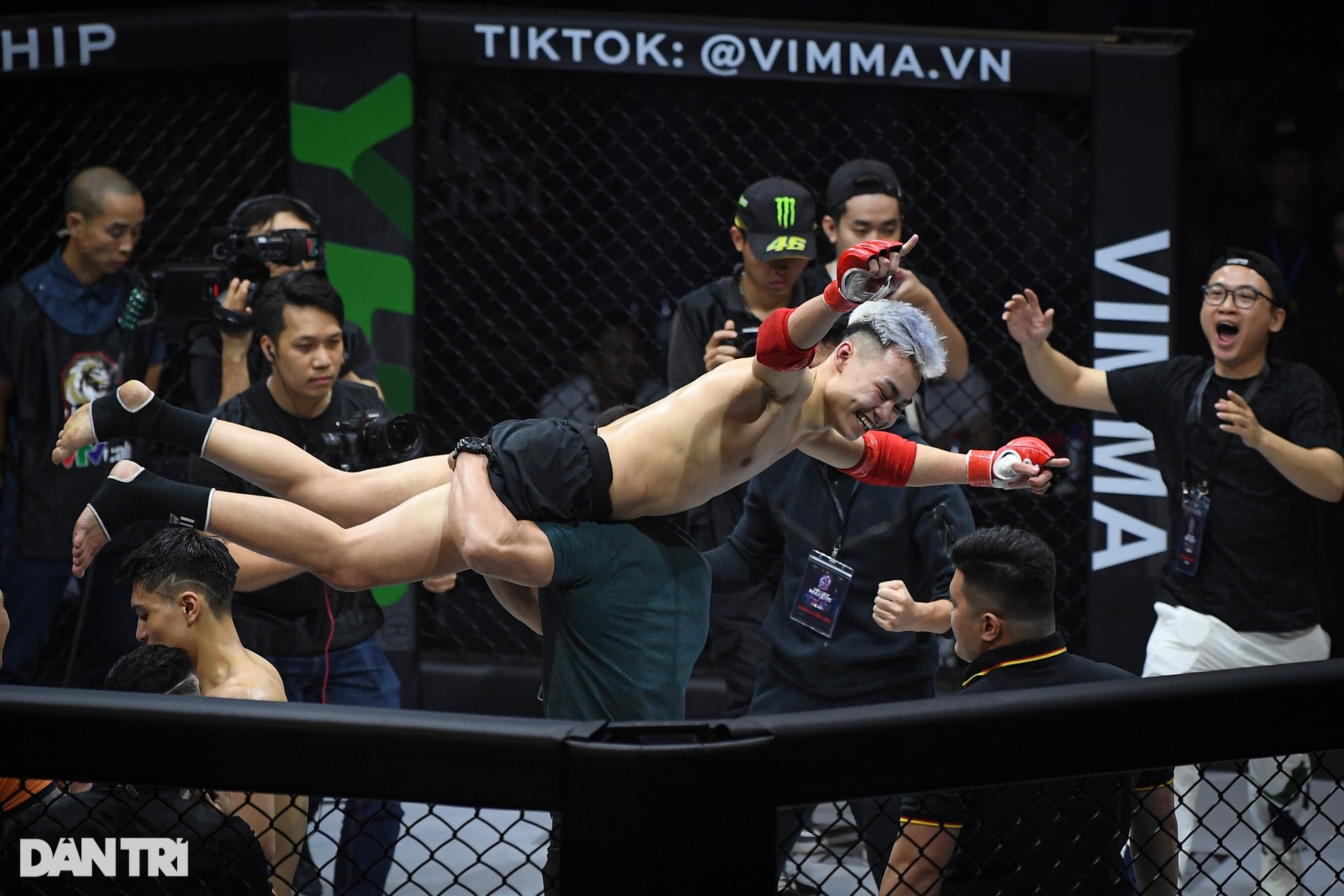 Bóng hồng Hungary hạ knock-out võ sĩ Việt Nam trong ngày khai màn MMA 2023 - 3 Bóng hồng Hungary hạ knock-out võ sĩ Việt Nam trong ngày khai màn MMA 2023 - 3