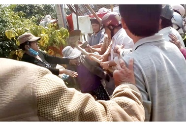 Chánh Thanh tra Sở Y tế nói người bổ cuốc là em trai