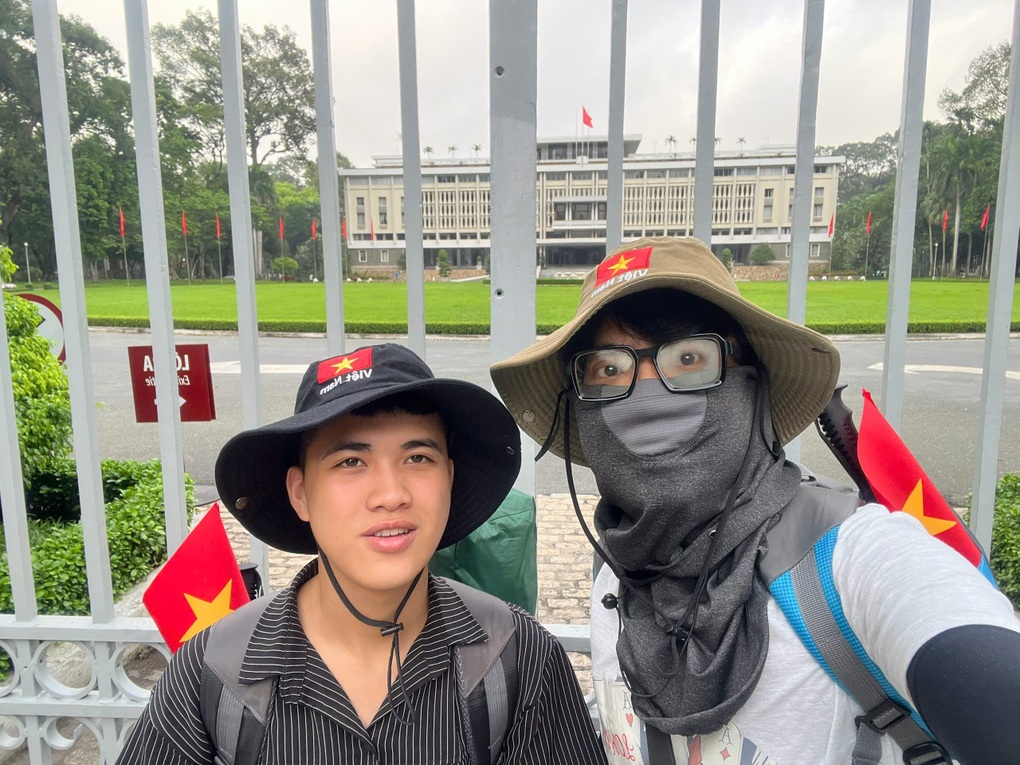 Đôi bạn đi bộ 1.500km từ TPHCM ra Hà Nội dự lễ Quốc khánh - 2 Đôi bạn đi bộ 1.500km từ TPHCM ra Hà Nội dự lễ Quốc khánh - 2
