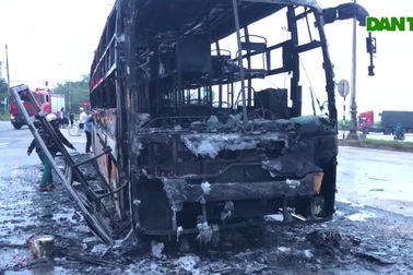 Xe khách cháy trơ khung khi đang lưu thông