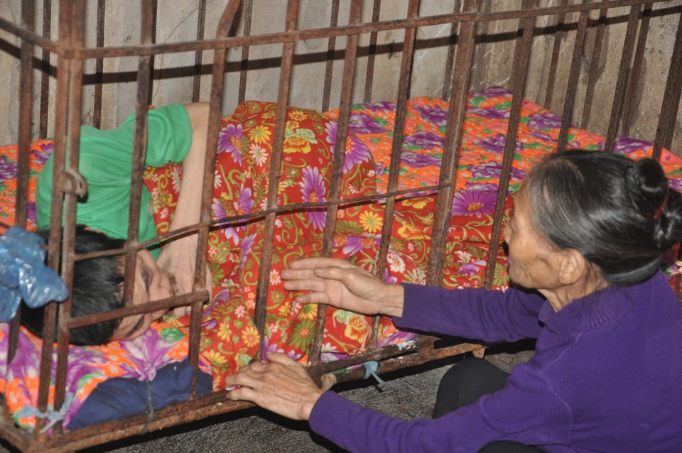 Người mẹ đau lòng khi phải nhốt con trong cũi sắt - 1 Người mẹ đau lòng khi phải nhốt con trong cũi sắt - 1