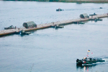 Ukraine dựng cầu phao dã chiến, áp sát phòng tuyến ven sông của Nga