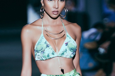 Minh Triệu nóng bỏng trên sàn catwalk