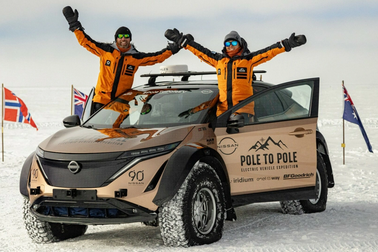 Chiếc xe điện đầu tiên hoàn tất hành trình từ Bắc Cực đến Nam Cực