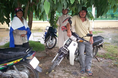 Sóc Trăng: Cha đội mưa chờ con thi