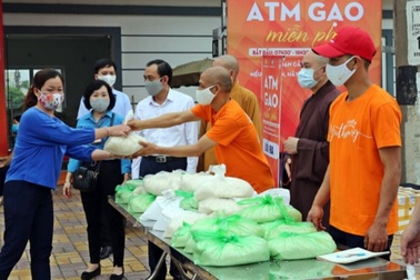 Cây “ATM gạo” ấm lòng người lao động có hoàn cảnh khó khăn