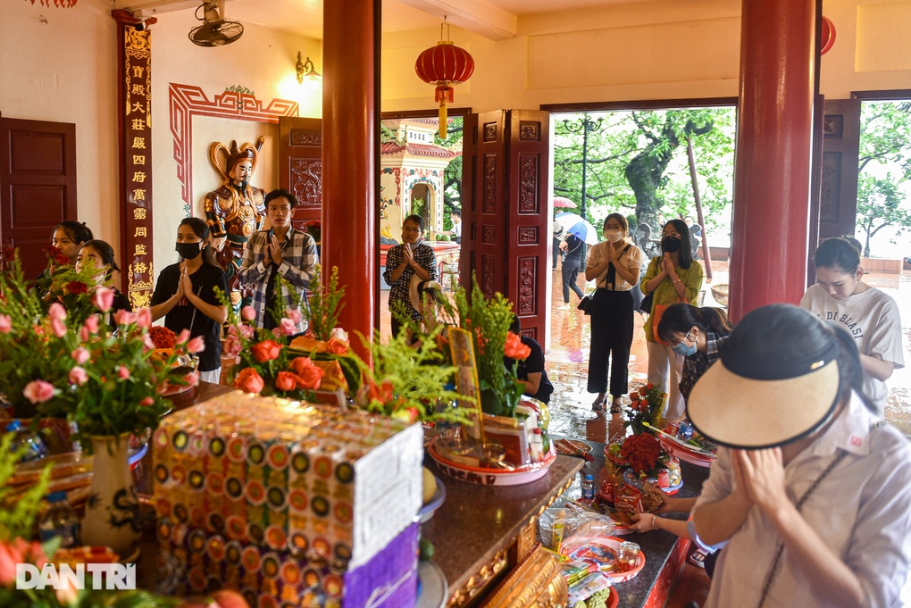 Mưa lớn kéo dài, Phủ Tây Hồ Hà Nội vắng vẻ trong ngày rằm tháng 7 - 8 Mưa lớn kéo dài, Phủ Tây Hồ Hà Nội vắng vẻ trong ngày rằm tháng 7 - 8