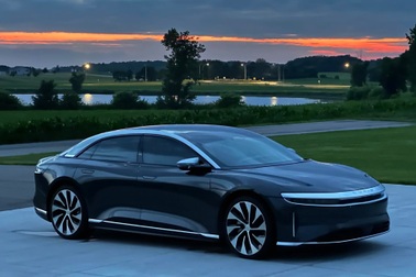 Chiếc xe điện giá 110.000 USD nhốt chủ xe ở ngoài, hãng cũng "bó tay"