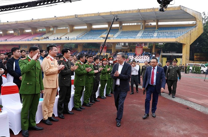 Đại tướng Tô Lâm, Ủy viên Bộ Chính trị, Bộ trưởng Bộ Công an, đồng chí Trần Sĩ Thanh, Ủy viên Trung ương Đảng, Chủ tịch UBND TP Hà Nội và các đồng chí lãnh đạo, chúc mừng Công an Hà Nội chính thức ra mắt đội bóng.