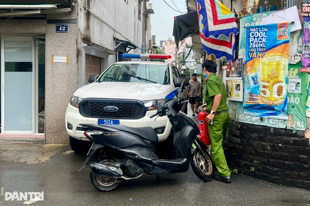 Bắt gã đàn ông tấn công hàng xóm, cầm dao cố thủ ở TPHCM - 1 Bắt gã đàn ông tấn công hàng xóm, cầm dao cố thủ ở TPHCM - 1