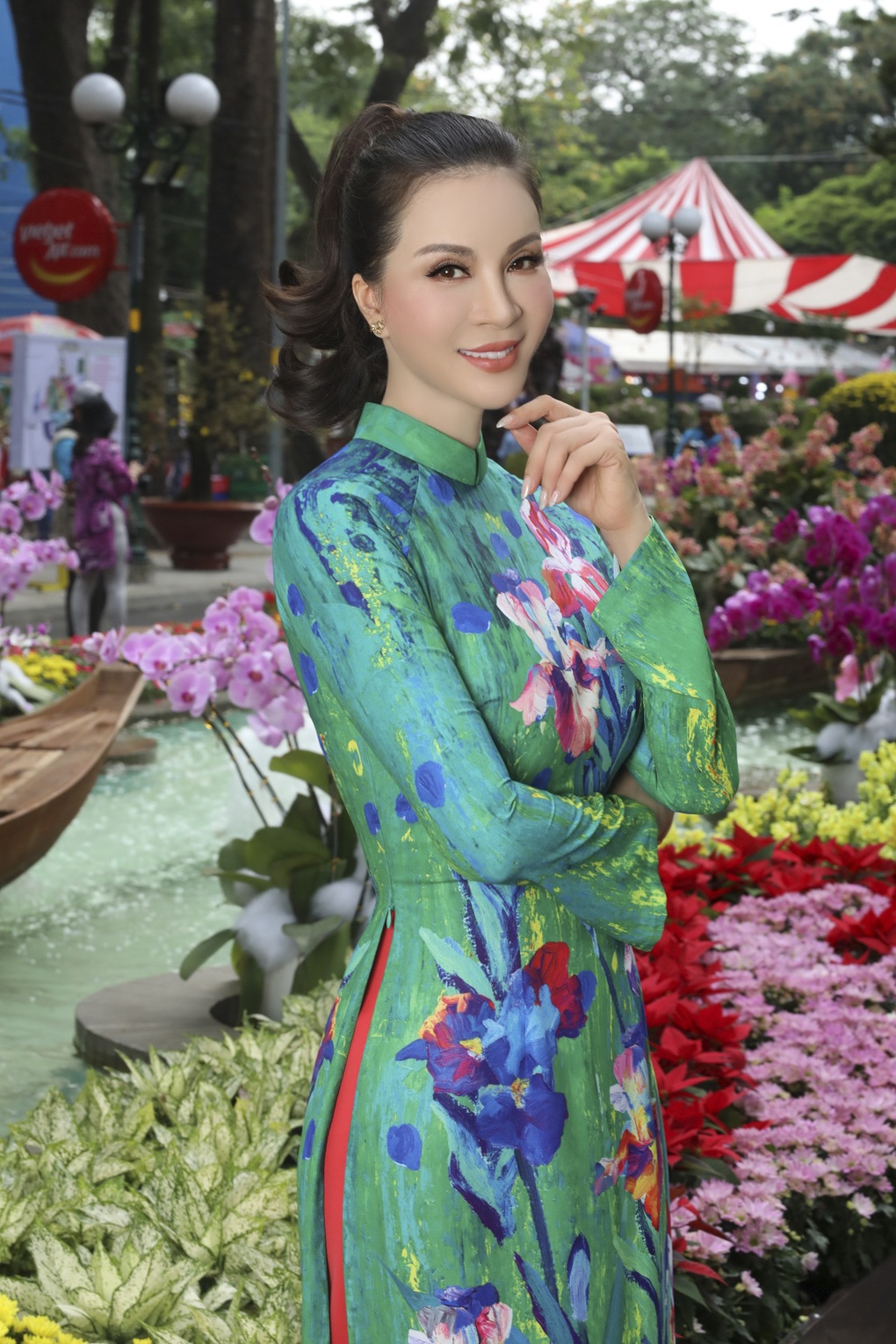 MC Thanh Mai xúng xính áo dài dạo phố xuân - 4 MC Thanh Mai xúng xính áo dài dạo phố xuân - 4