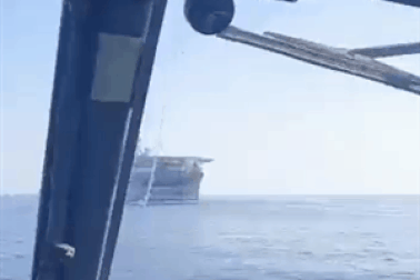 Lầu Năm Góc "tố" trực thăng Iran áp sát tàu đổ bộ Mỹ, chỉ cách hơn 20 m