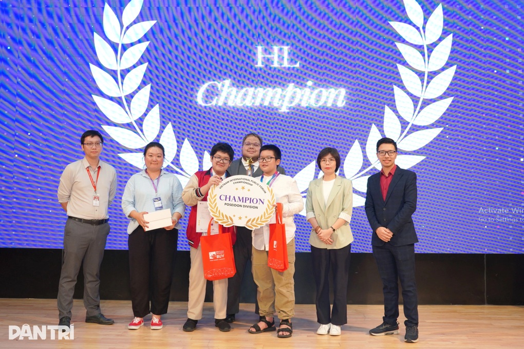 Hai học sinh trường công vô địch cuộc thi tranh biện tiếng Anh quốc tế - 3 Hai học sinh trường công vô địch cuộc thi tranh biện tiếng Anh quốc tế - 3