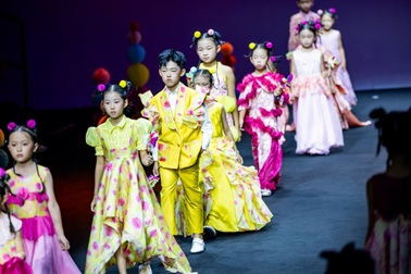 Cho con tham gia sự kiện thời trang giả, phụ huynh bị lừa hơn 51.000 USD