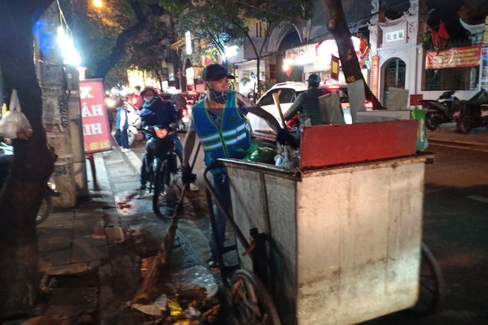 Hà Nội: Đêm trắng với người lao công ngày cuối cùng của năm Canh Tý - 2 Hà Nội: Đêm trắng với người lao công ngày cuối cùng của năm Canh Tý - 2
